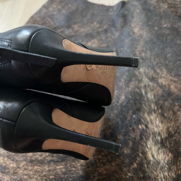 Charles David Ankle Boots - Picture 6 of 9